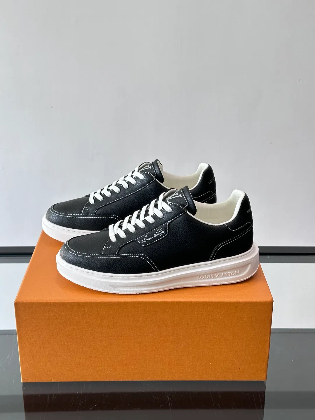 Men's men's shoes 💰p380 "＊OUIS ＊UITTO＊" casual sneakers, made of high-quality cowhide grain leather, with black laces, simple and high-end! LV Logo + classic Monogram lines on the side of the shoe, full of details✨. The rubber soles are wear-resistant and have strong traction, making them suitable for daily commuting and leisure. The shoe last fits the shape of the foot, making it comfortable to wear and not tiring after long walks. It is extremely versatile and can be easily worn with jeans or casual pants. It is a must-have item for men's fashion! 🖤 ​​size：38-44